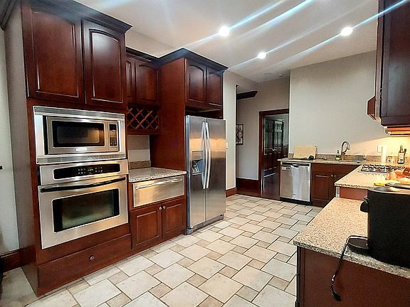 3rd image of 9 Strathmore Rd APT 4