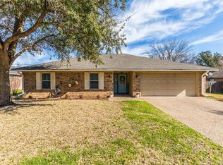245 Cross Country Dr, Hewitt, TX 76643