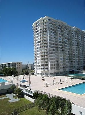 2nd image of 18071 Biscayne Blvd APT 1902