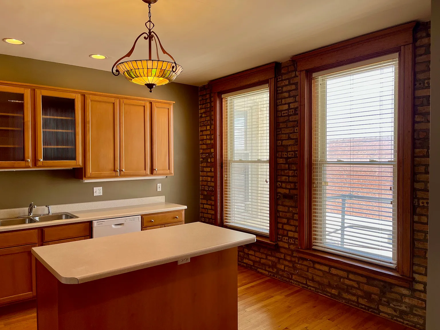 2 bed, 2.5 bath, 3600 sqft, $2,100 — Photo 4