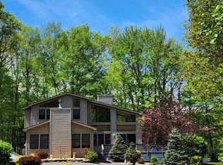 344 Canoebrook Dr, Hawley, PA 18428