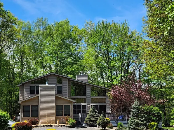 344 Canoebrook Dr, Hawley, PA 18428