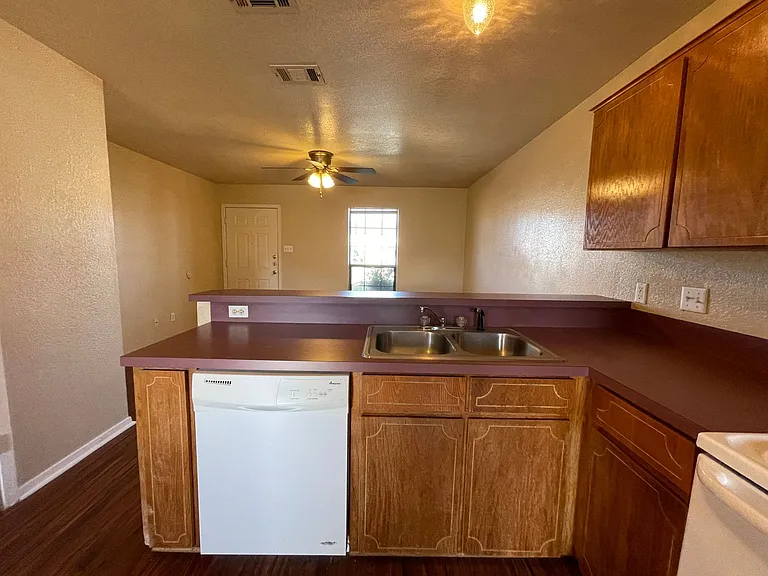 1108 Leslie — Photo 10