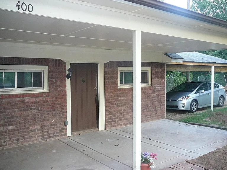 400 N Oakridge Dr — Photo 2