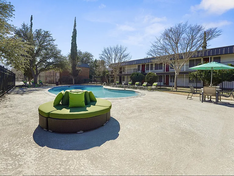 Olivo Square Apartments — Photo 25