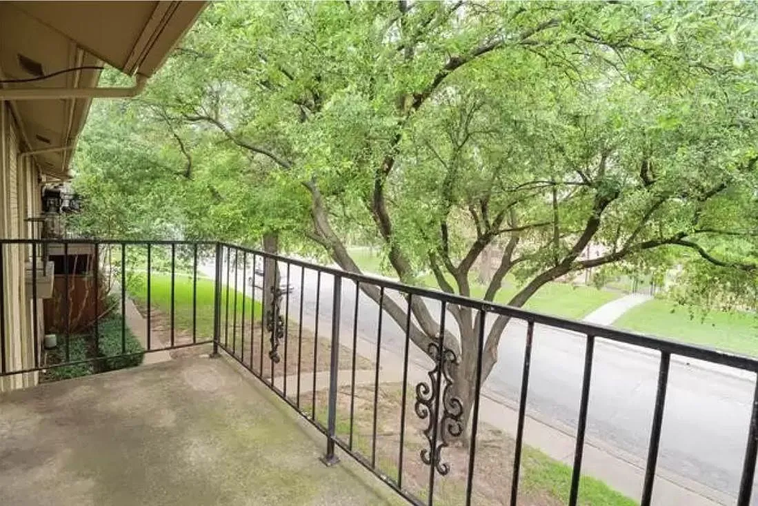 Sandhurst Ln, Dallas — Photo 1