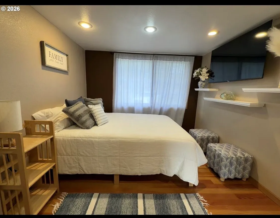 2 bed, 1168 sqft, $2,400 — Photo 2