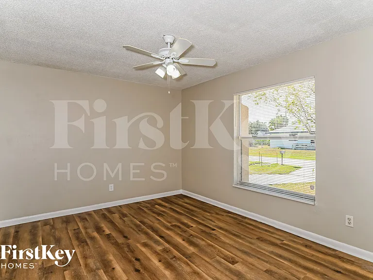 325 NE 23rd Ave — Photo 10