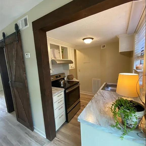 302 Lindale St #B — Photo 5