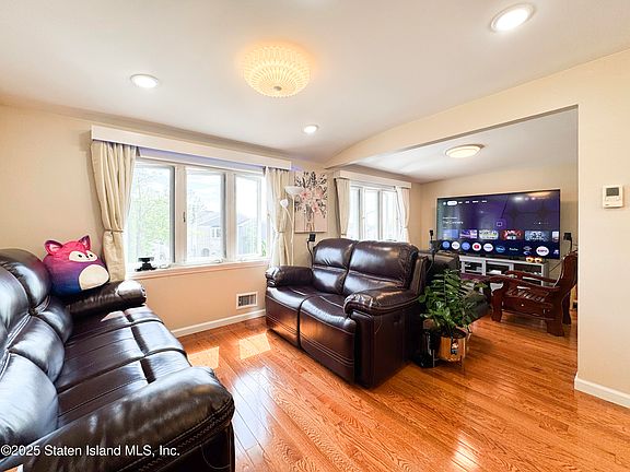 5th image of 55 Furness Pl