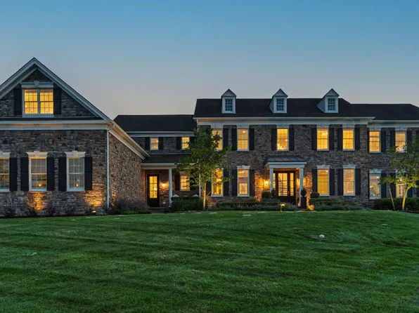 8 Keith Ln, Newtown, PA 18940