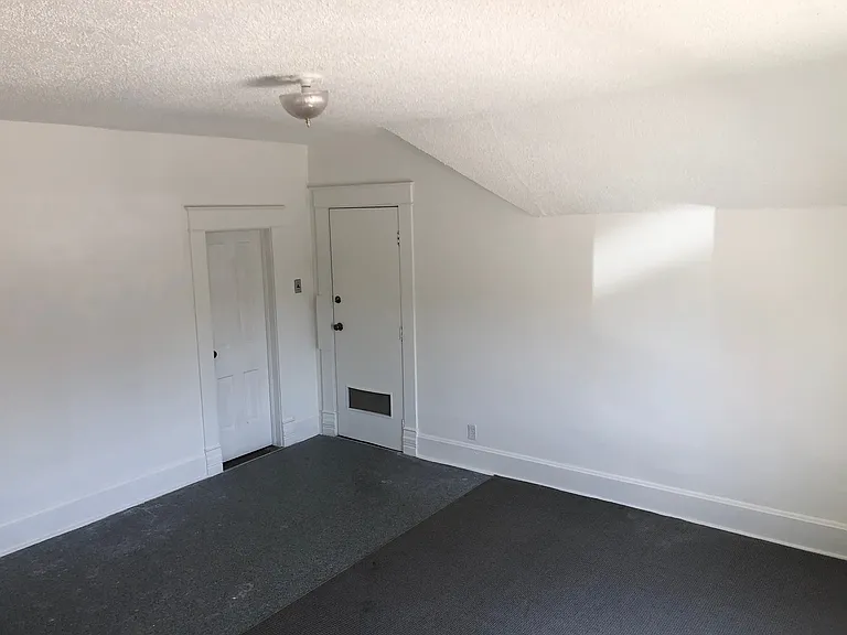 225 W Loucks St #2 — Photo 4