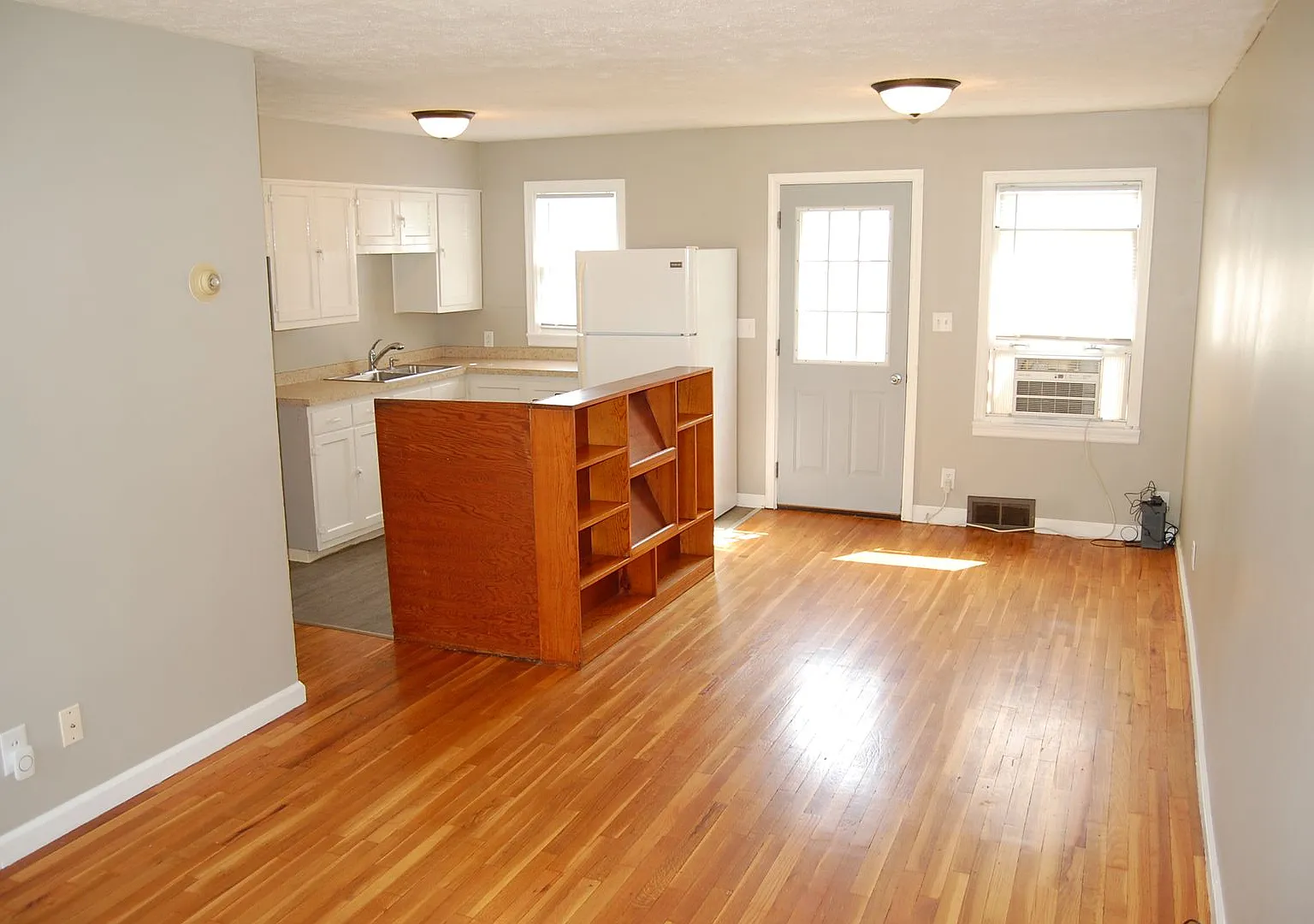2620 Sumner St — Photo 3