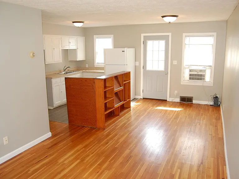 2620 Sumner St — Photo 3