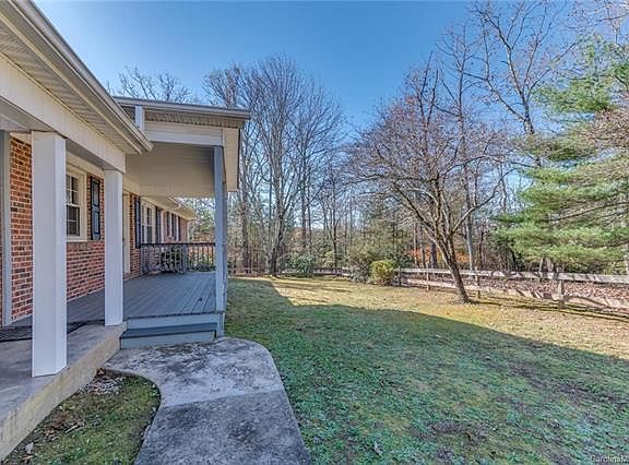 4th image of 251 Laurel Cir