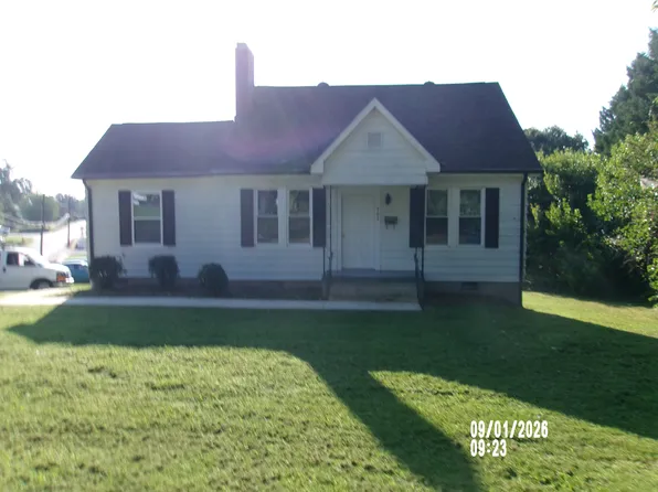 703 14th Street Dr SW, Hickory, NC 28602