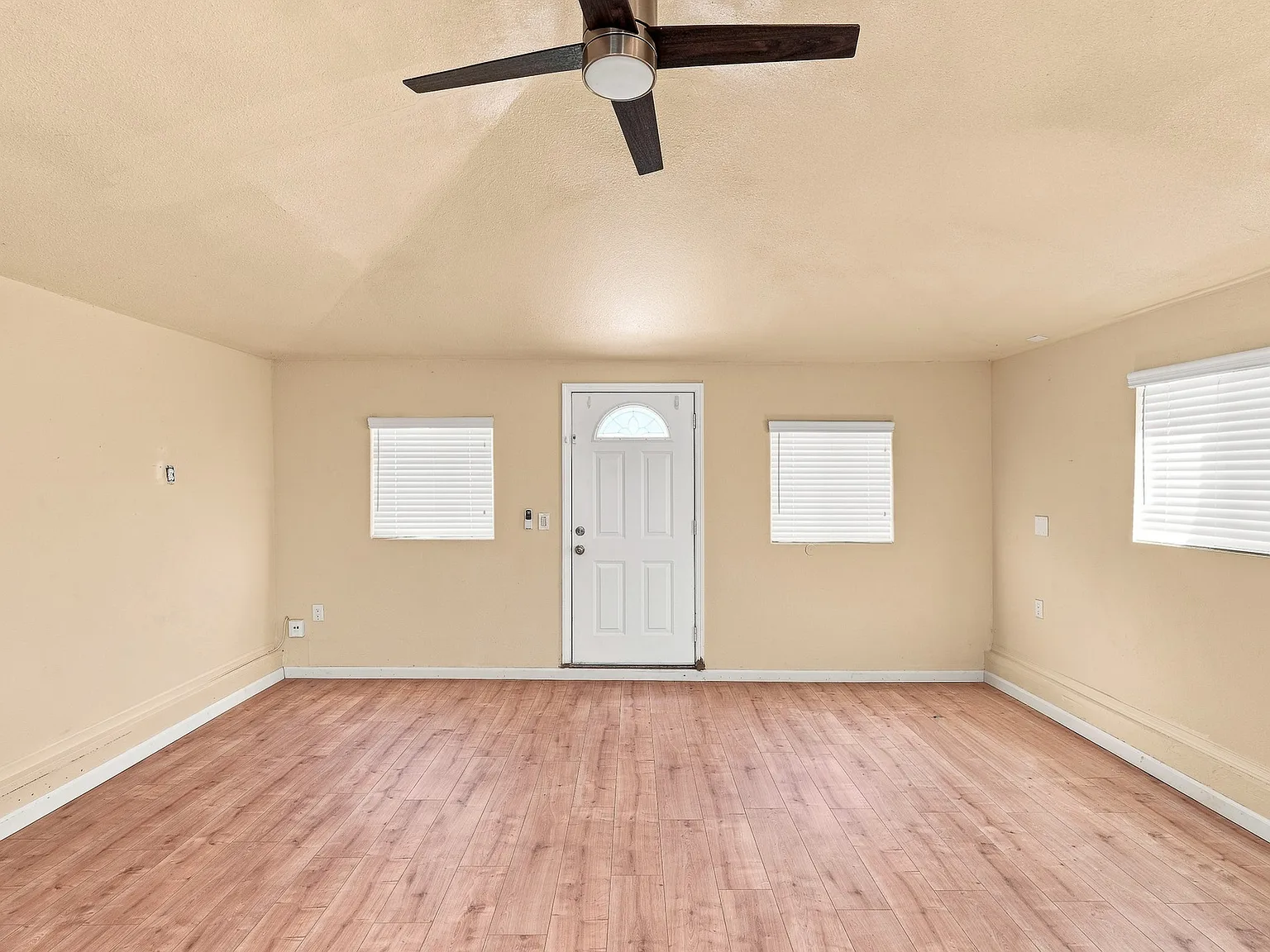 1 bed, 600 sqft, $2,300 — Photo 2