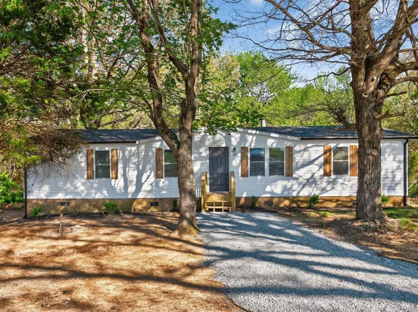 1208 W Store Rd, Halifax, VA 24558