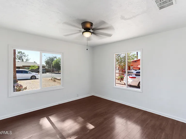 919 N Gilbert Ave — Photo 7
