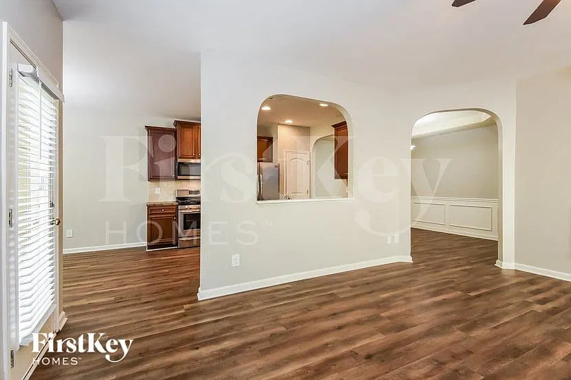 4 bed, 2.5 bath, 2056 sqft, $2,310 — Photo 4