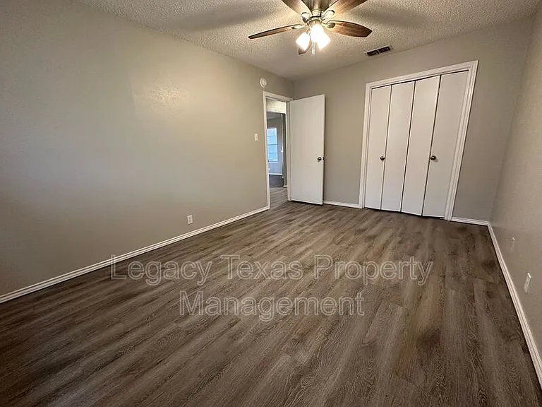 1116 N Nolan River Rd #B — Photo 20