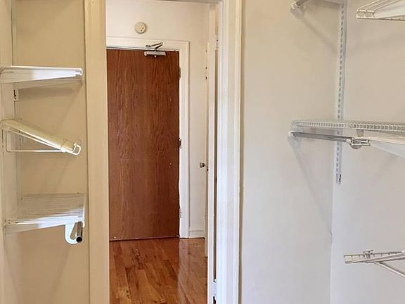 3rd image of 6151 N Winthrop Ave #1B