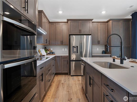 3rd image of 592 Sunbeam Place