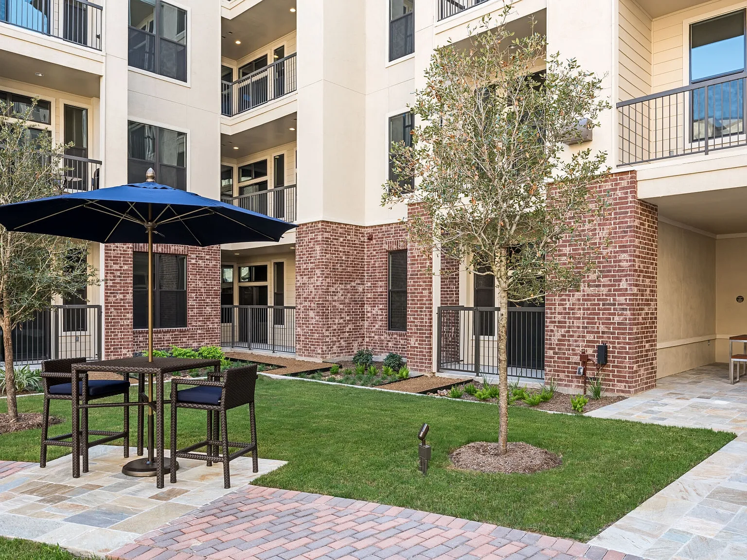 2626 Fountain View — Photo 3