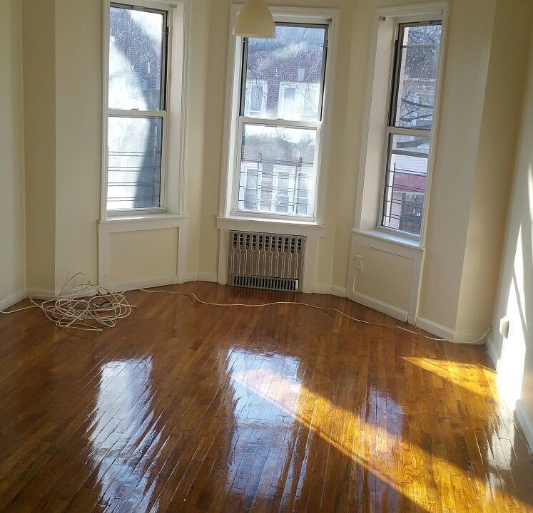 1st image of 101 E 31st St