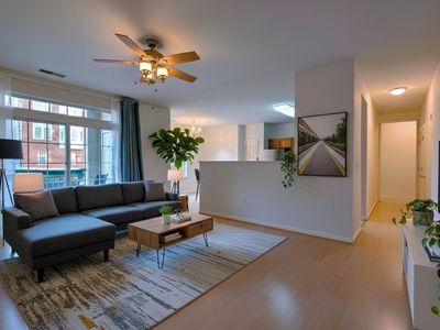 701 Fallsgrove Dr APT 101, Rockville, MD, 20850