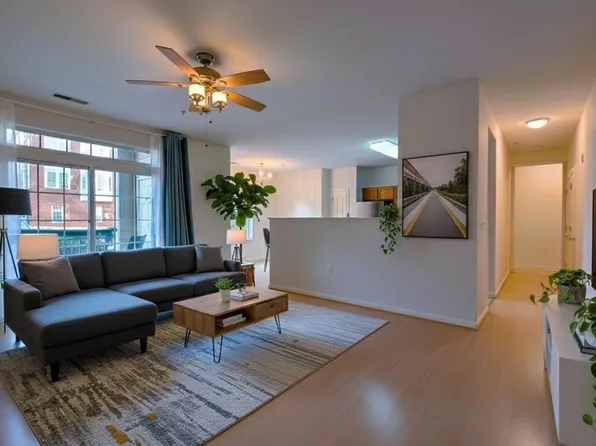 701 Fallsgrove Dr APT 101, Rockville, MD 20850