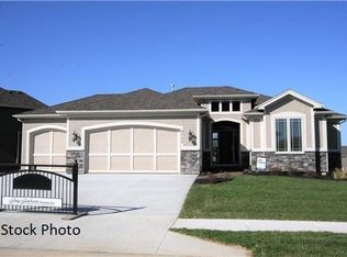 5688 Thousand Oaks Dr, Parkville, MO 64152