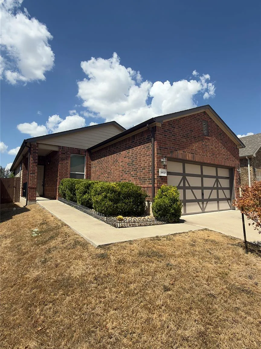 4 bed, 2.0 bath, 1352 sqft, $2,200 — Photo 2