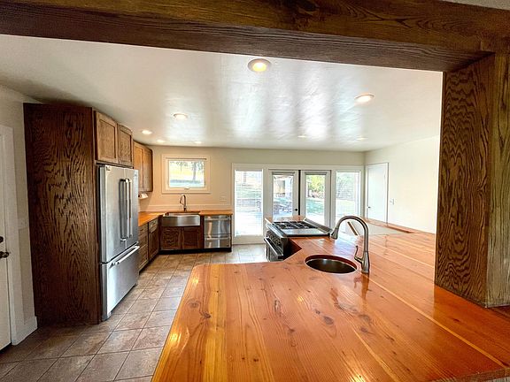 kitchen w/bar sink, 6 burner stove and full size fridge with ice maker
