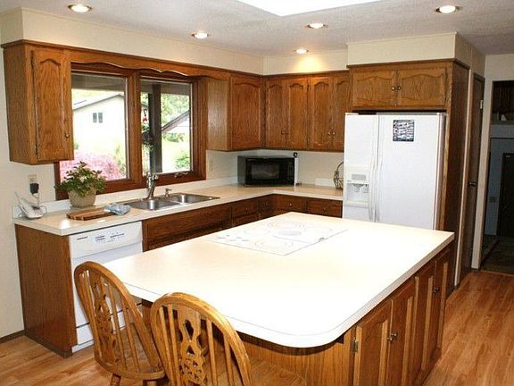 CUSTOM KITCHEN W/NEW APPLIANCES & BUILT-INS!!