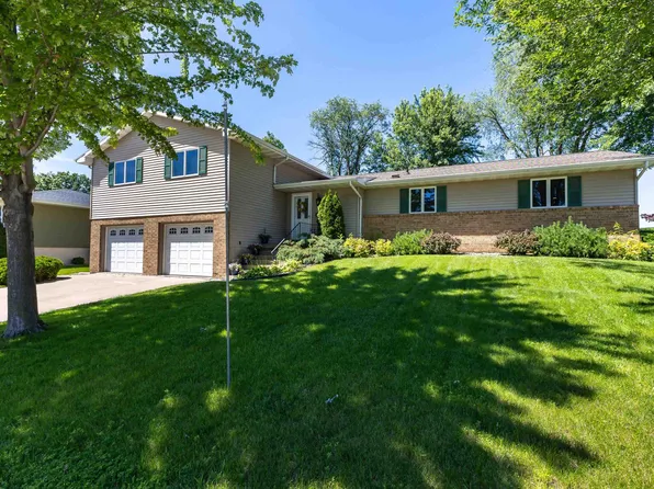 3795 Hillcrest Rd, Dubuque, IA 52002
