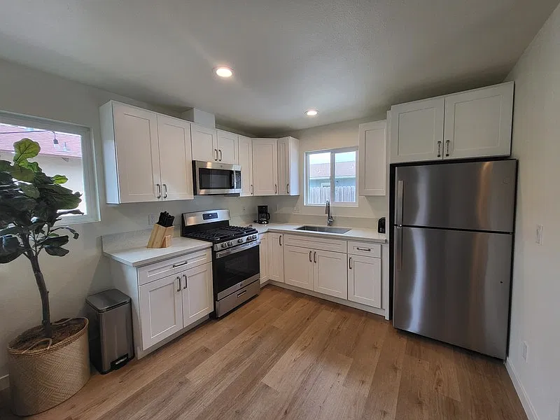 2 bed, 1.0 bath, 749 sqft, $2,500 — Photo 2