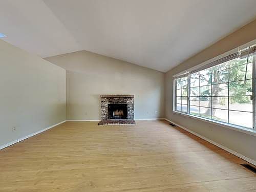 3rd image of 104 Hickory Creek Dr