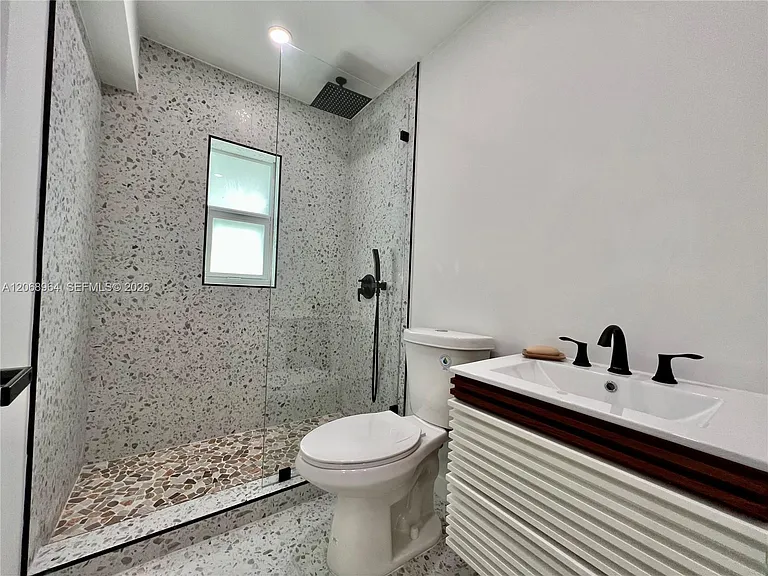 850 NE 127th St — Photo 31