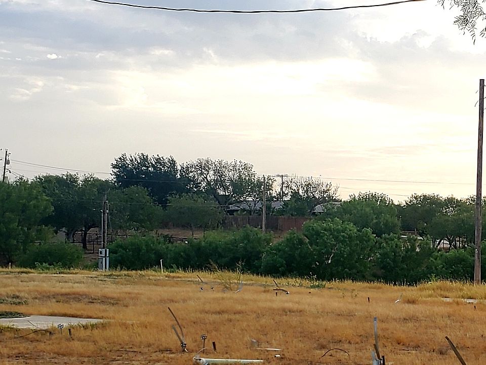 2nd image of 725 S IH-35 LOT LEVEL