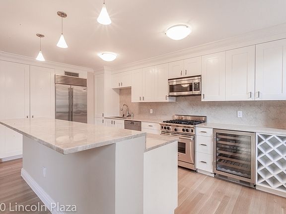 3rd image of 30 W 63rd St APT 12CD