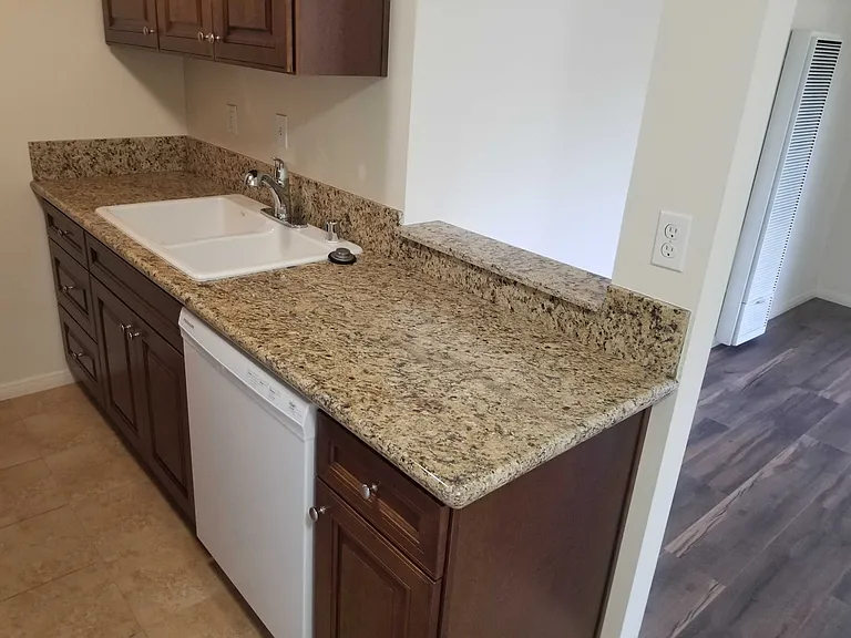 Mammoth Ave — Photo 24