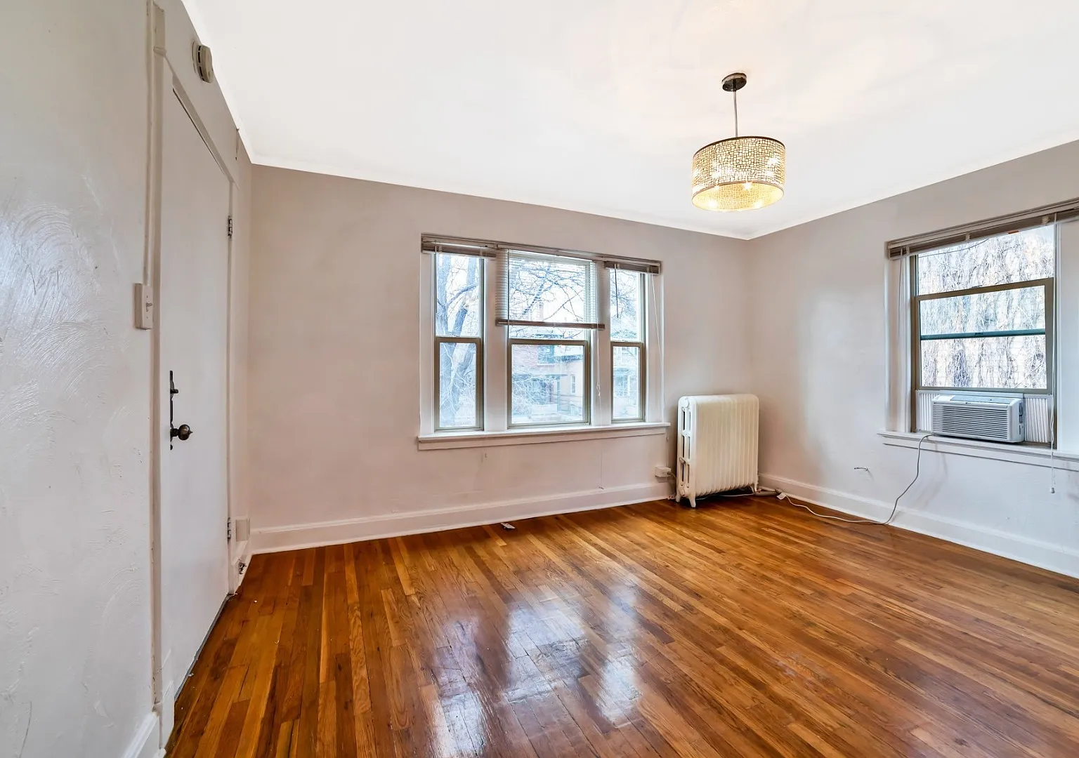 Great Studio in Cap Hill Courtyard views! All Utilities Included! Available August! — Photo 1