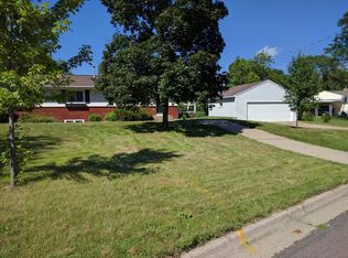1447 Lydia Ave W, Roseville, MN 55113