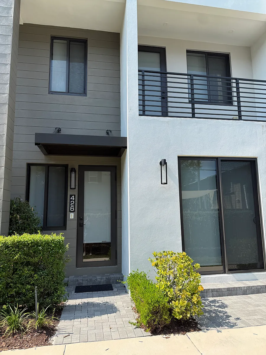 Town Home Front Side - 426 SE 12th Ct