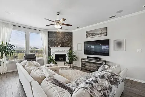 4 bed, 2.5 bath, 2713 sqft, $3,400 — Photo 2