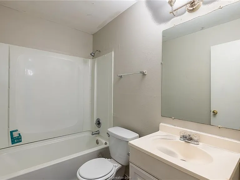 2706 Evergreen Cir #C — Photo 11