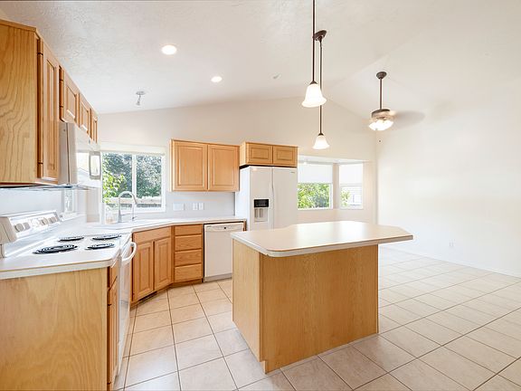4th image of 858 N Crimson Ln