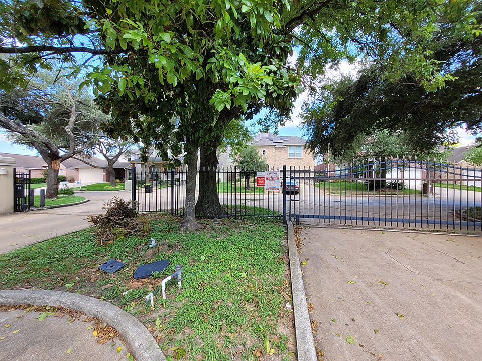 1st image of 4444 Victory Dr Unit 29