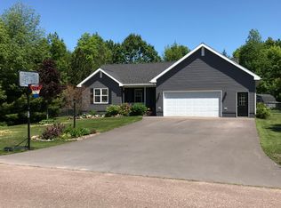 1611 Pinecrest Dr, Hancock, MI 49930